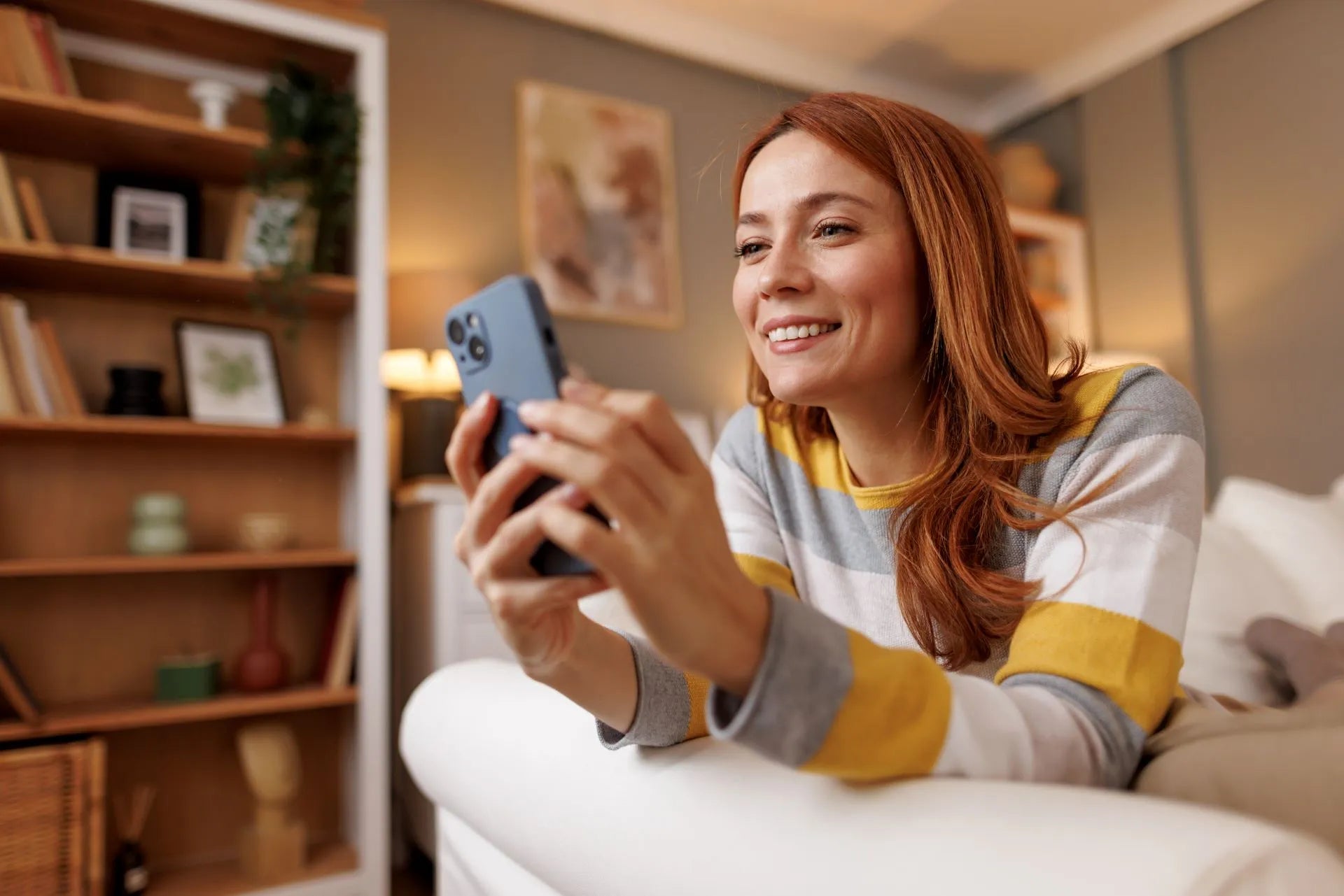 Shelly Apple HomeKit – woman using a smartphone; integrate Shelly devices into the iOS smart home with Siri control